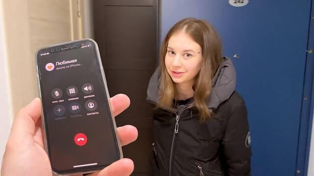 Пока девушка не вернулась домой парень трахает ее лучшую подругу в киску