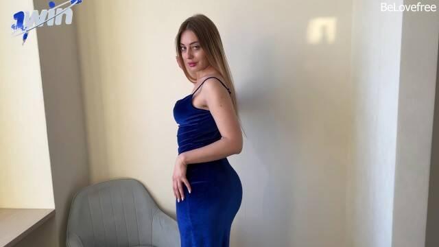 Трахает блондинку в платье с распущенными длинными волосами