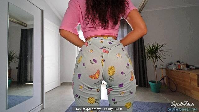 Трахает красотку с идеальной попкой в подборке