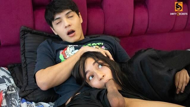 Девушка получила в рот член друга и не уснула